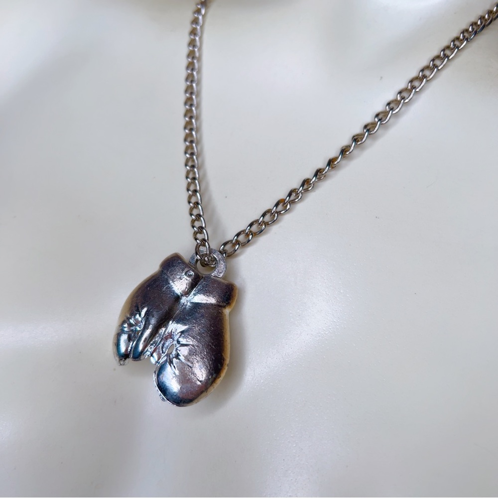 ❌ SOLD ❌ Silver necklace boxing 🥊 gloves pendant vintage - Picture 2 of 4